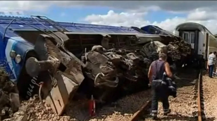 S pruge kod Labina Dalmatinskog uklonjena prevrnuta lokomotiva