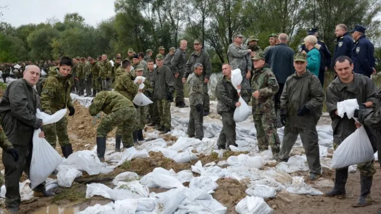 U Žažini mje&scaron;tani i vojska cijelu noć gradili zečje nasipe