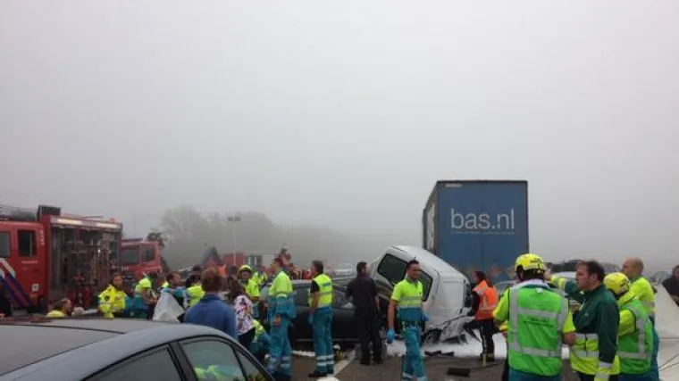 Dvoje mrtvih u lančanom sudaru 150 automobila!