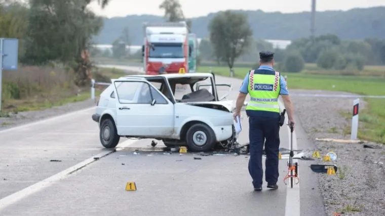 U frontalnom sudaru kod Oroslavja poginula jedna osoba