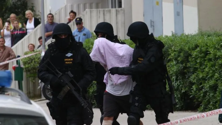 Mu&scaron;karac koji je prijetio da će sve dignuti u zrak predao se policiji!