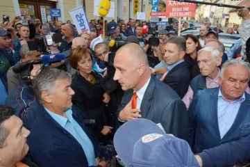 Radnici sisačke Rafinerije pljeskom dočekali Vrdoljaka