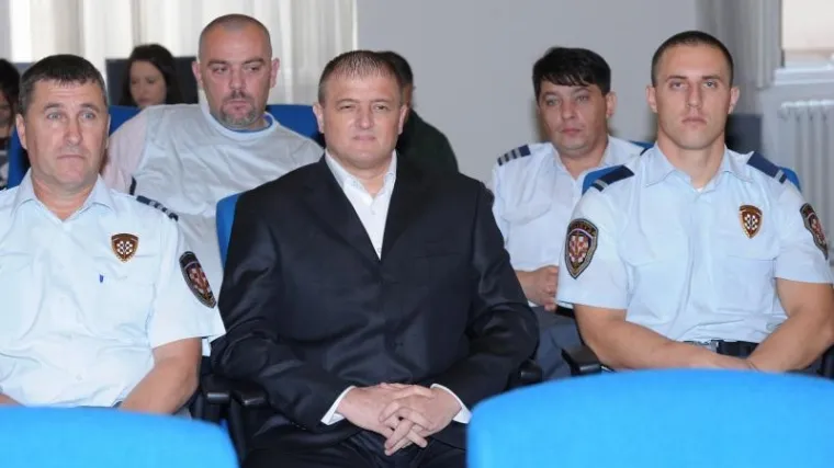 'Nudili su mi novac da promijenim iskaz i prijetili mojoj obitelji'