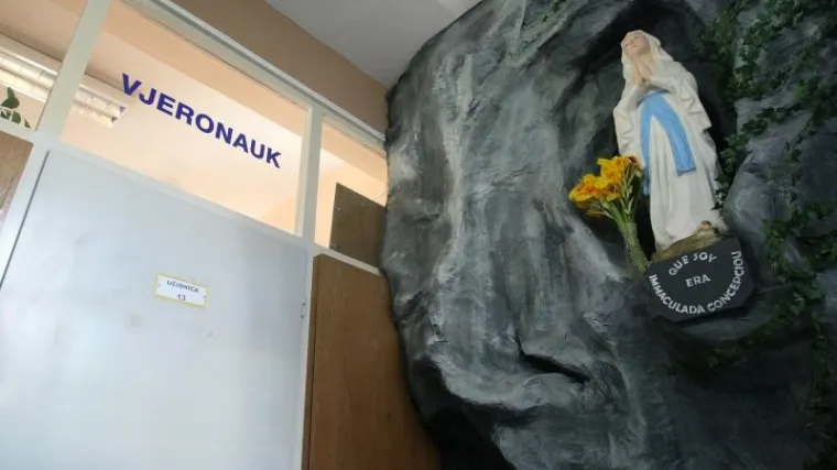 'Ukazanje' Gospe na &scaron;kolskom hodniku, kr&scaron;e li se načela sekularne države?