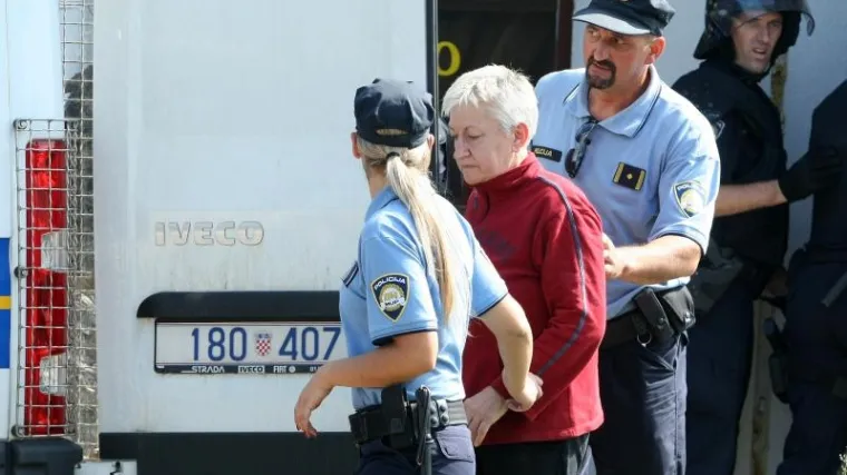 Pred zgradu USKOK-a stigla s kantom benzina, htjela se javno spaliti!