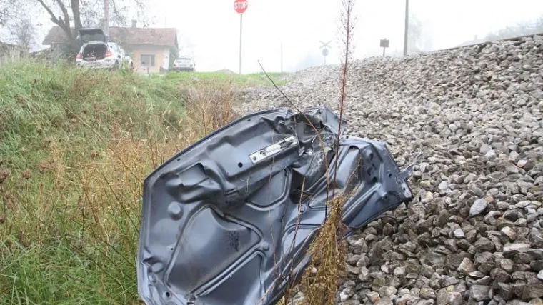 Vlak smrskao automobil, mu&scaron;karac lak&scaron;e ozlijeđen