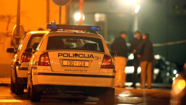 Metalna klizna vrata pala i ubila majku dvoje djece