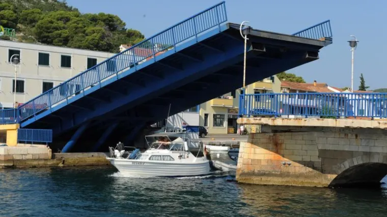 Automobilom preletjela pokretni most u Tisnom pa se sjela na kavu!