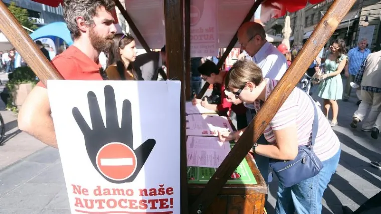 Na jednom mjestu u četiri sata tisuću potpisa!