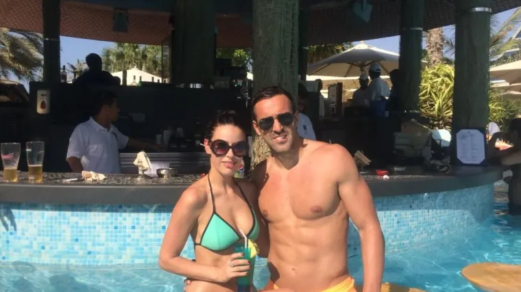 Nogometa&scaron; uslikao pogled iz sobe s golim odrazom u prozoru