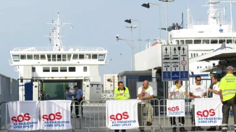 Prosvjednici se povukli iz splitske luke: Trajekti počeli s isplovljavanjem