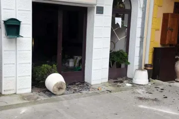 Huligani s kapuljačama kamenjem zasuli albansko veleposlanstvo