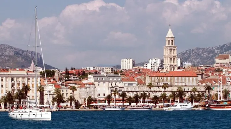 Transparent s natpisom 'Smrt komunizmu' pred zgradom SDP-a