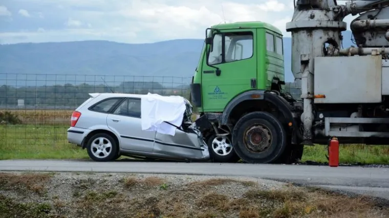 Zabio se automobilom u kamion, na mjestu poginuo