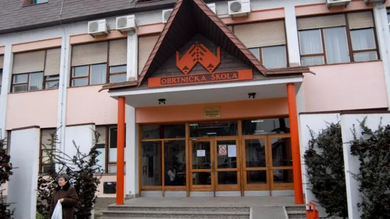 Tri 16-godi&scaron;njakinje zbog dečka brutalno pretukle vr&scaron;njakinju