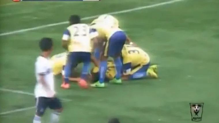 Horor na terenu: Htio gol proslaviti saltom pa slomio vrat i preminuo!