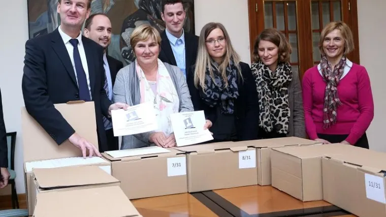 'U ime obitelji' predali Saboru kutije s potpisima za referendum