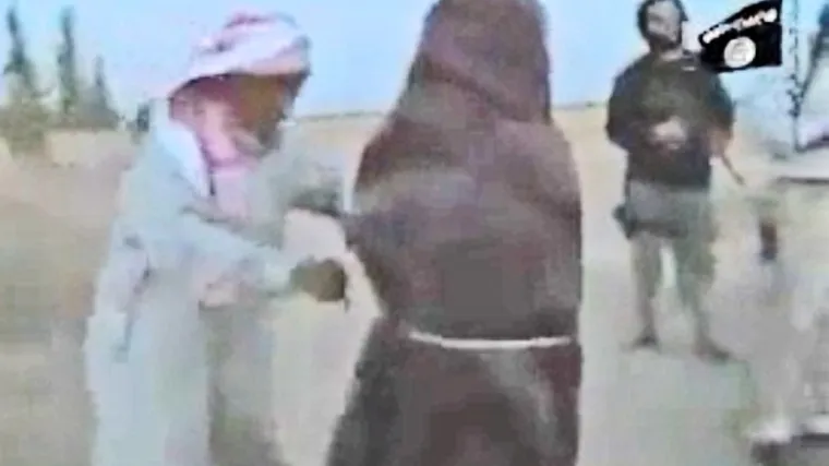 Džihadisti kamenovali djevojku dok je njen otac hladno gledao