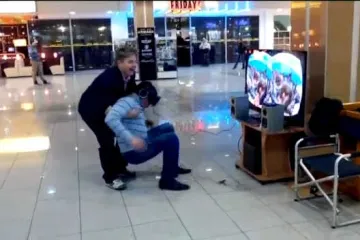 Naočale zbog kojih svi padaju na pod!