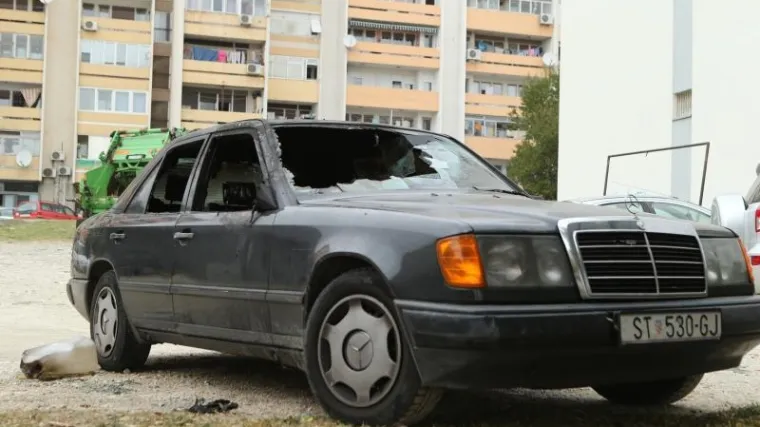 Podmetnuli požar: U Splitu izgorio Mercedes