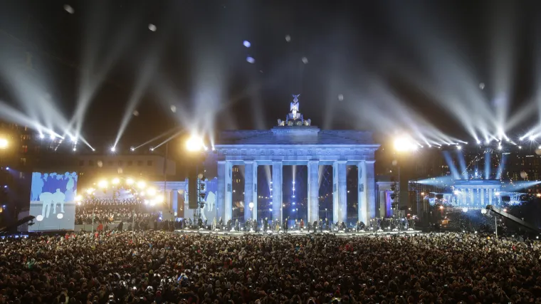 Vrhunac proslave u Berlinu: Osvijetljeni baloni pušteni u noćno nebo!
