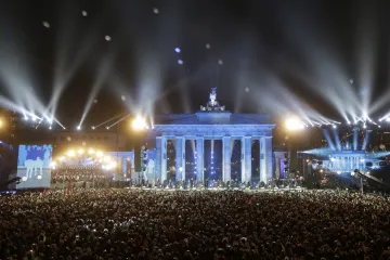 Vrhunac proslave u Berlinu: Osvijetljeni baloni pušteni u noćno nebo!