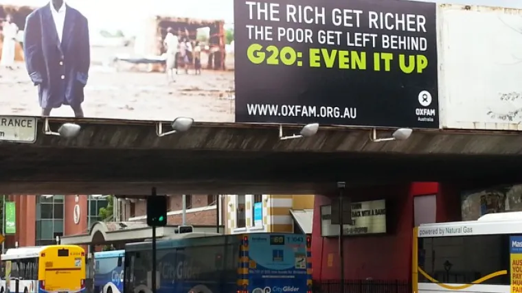 Afrički dječak iz pra&scaron;ine gleda u riječi: 'Bogati postaju bogatiji'