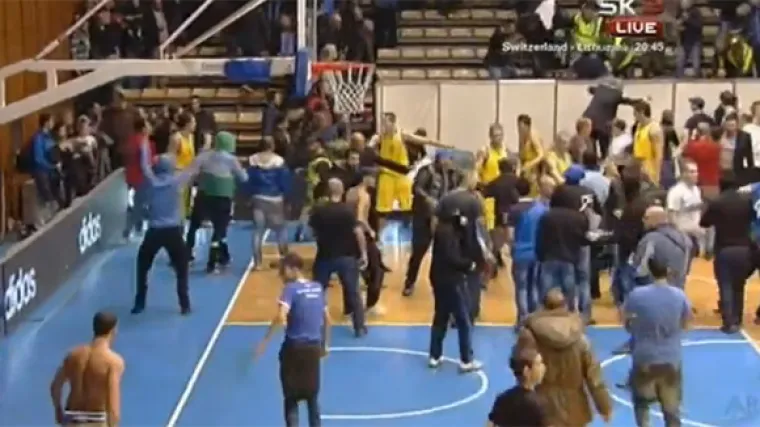 Makedonski navijači na terenu se obračunali s navijačima Partizana!