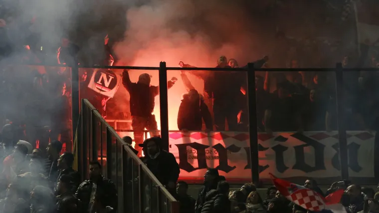 Dio hrvatskih navijača bakljadom prekinuo utakmicu na San Siru