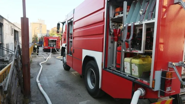 Veliki požar u Labinu: Usred noći planulo vi&scaron;e stanova