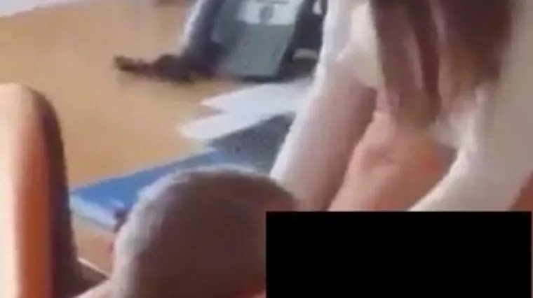 Dok je ravnatelj zadovoljavao profesoricu, učenici ih snimali!