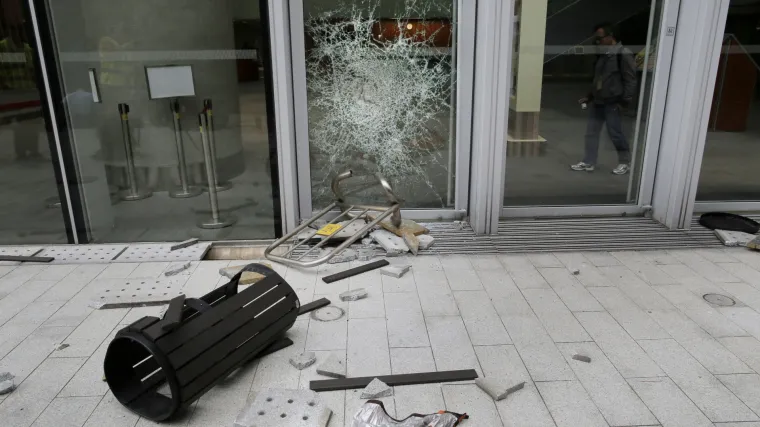 Maskirani prosvjednici poku&scaron;ali ući u parlament