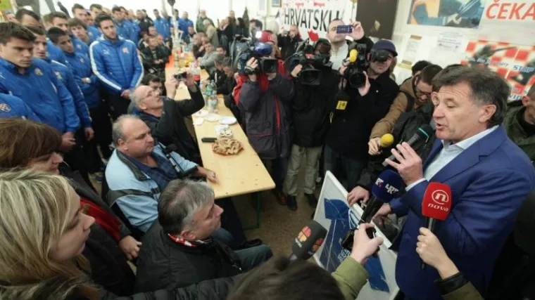 Mamić u prosvjedničkom &scaron;atoru: 'Živjela Hrvatska! Živjeli branitelji!'