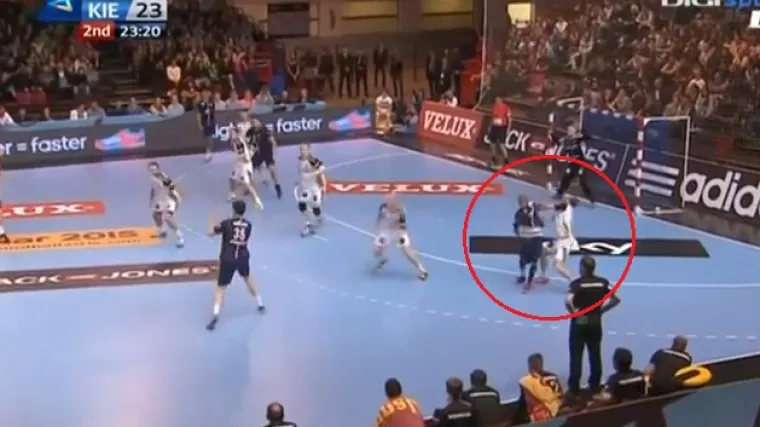 Ovo je sigurno jedan od 'najprljavijih' poteza na utakmici!