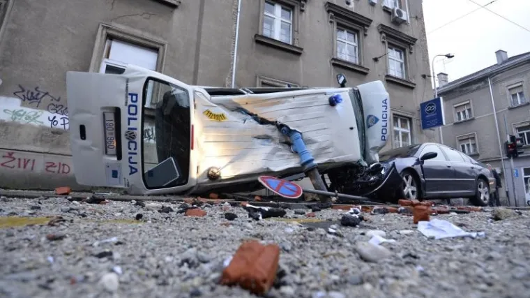 Policijski kombi udario u hidrant, ozlijeđene četiri osobe