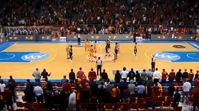 Turci izviždali minutu &scaron;utnje za ubijenog Zvezdinog navijača!