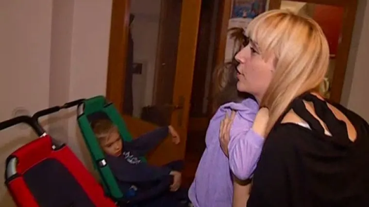 Majku nepokretnih blizanaca optužili za nebrigu jer se voli urediti