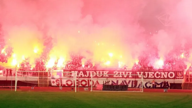 Torcida digla na noge i saborske zastupnike