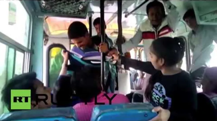 Hrabre sestre istukle napadače koji su ih uznemiravali u busu!