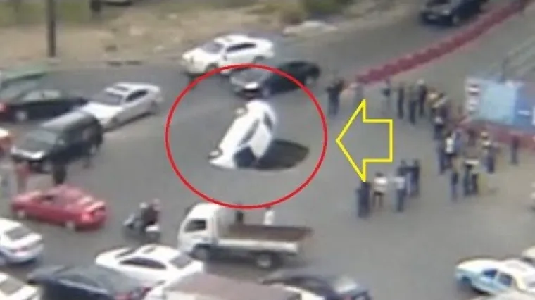 Auto mu u par sekundi progutala ogromna rupa na cesti!