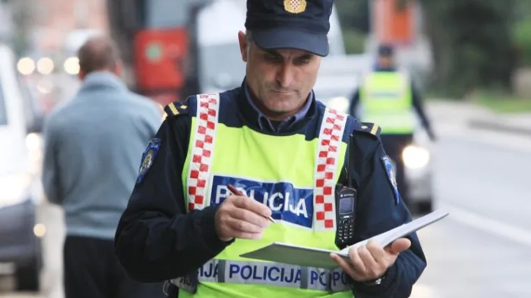 Sredovječni muškarac vozio bez položenog ispita i zaletio se u stup
