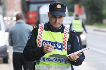 Sredovječni muškarac vozio bez položenog ispita i zaletio se u stup