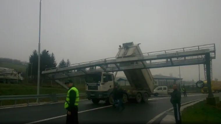 Kamionom zakačio i sru&scaron;io putokaz na autocesti