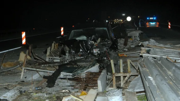 Trojica mladića poginula zabiv&scaron;i se autom u rasvjetni stup