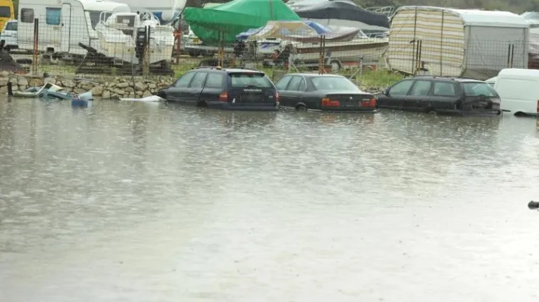 U Makarskoj ki&scaron;a padala 20 sati, poplave diljem Dalmacije