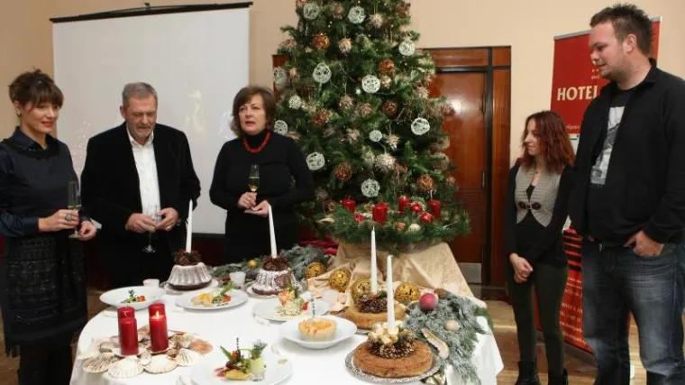 Split - zapaljena druga svijeća na adventskom vijencu
