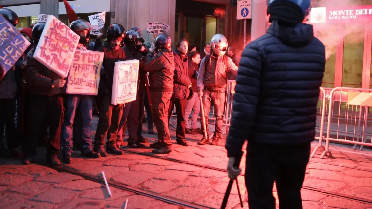 Glamurozno otvaranje sezone pokvarili gnjevni prosvjednici