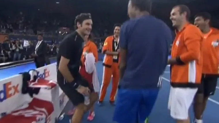 Ovako to izgleda kad se Federer opusti i zaple&scaron;e na terenu