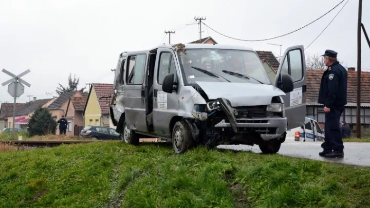 Vlak naletio na kombi, ozlijeđeno sedmero ljudi