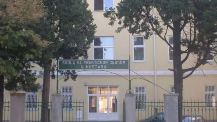 Maskirani vandali kamenovali učenike u &scaron;kolskom dvori&scaron;tu!